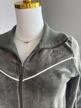 Nike Women's Olive Velour Sweatshirt 90’s